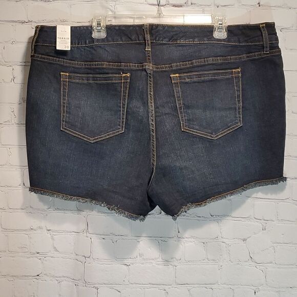 Torrid 3.5 inch dark wash fray hem denim shorts NWT - Picture 5 of 8